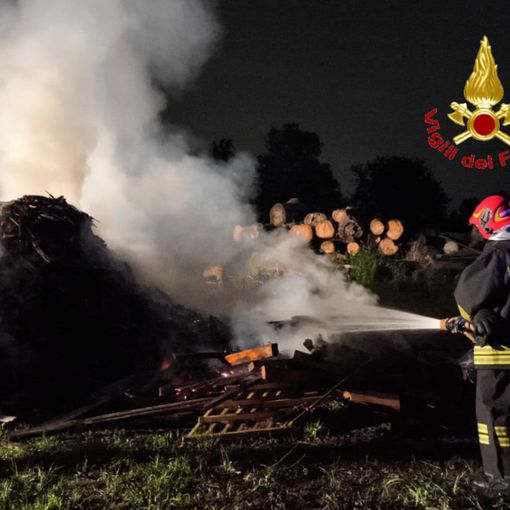 L'intervento dei vigili del fuoco in via Giotto a Tradate
