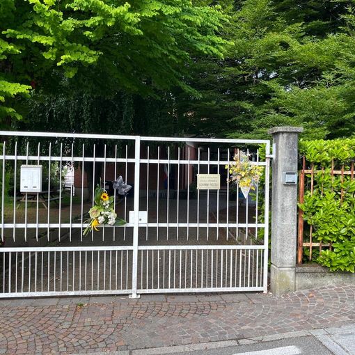 I fiori sull'ingresso della Pascoli di Cazzago