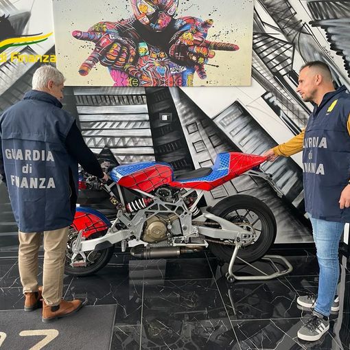 Bonus facciate e crediti falsi, la Guardia di Finanza scopre una frode da 20 milioni. Con i soldi compravano Ferrari e Lamborghini