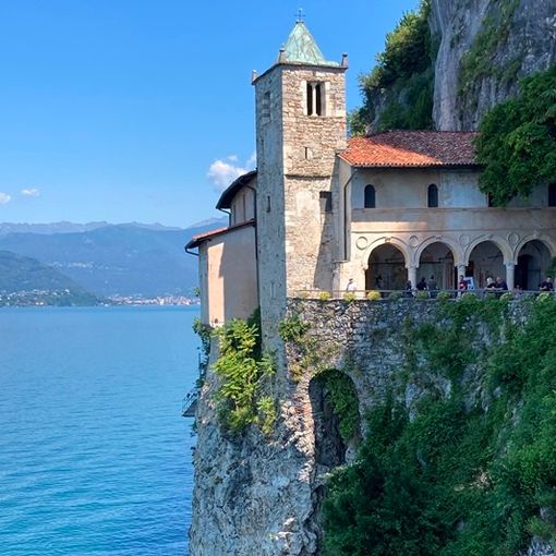 All'eremo di Santa Caterina del Sasso in barca, per scoprire il gioiello del Lago Maggiore