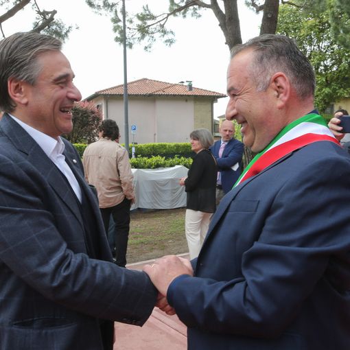 L'abbraccio tra Claudio Milanese e il ministro Giancarlo Giorgetti ad Alpi Food (foto Enrico Scaring) L'abbraccio tra Claudio Milanese e il ministro Giancarlo Giorgetti ad Alpi Food (foto Enrico Scaring)