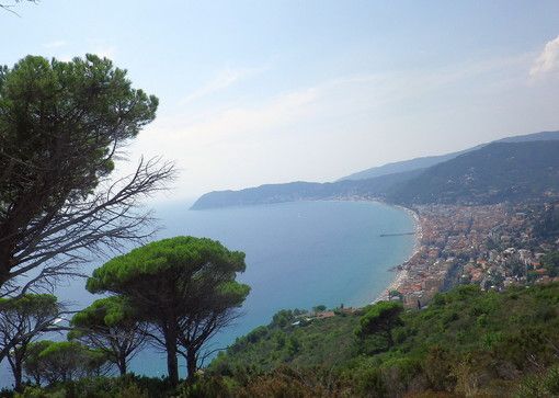 Tendono una lenza sulla strada per passare il tempo: motociclista ferito al collo in Liguria