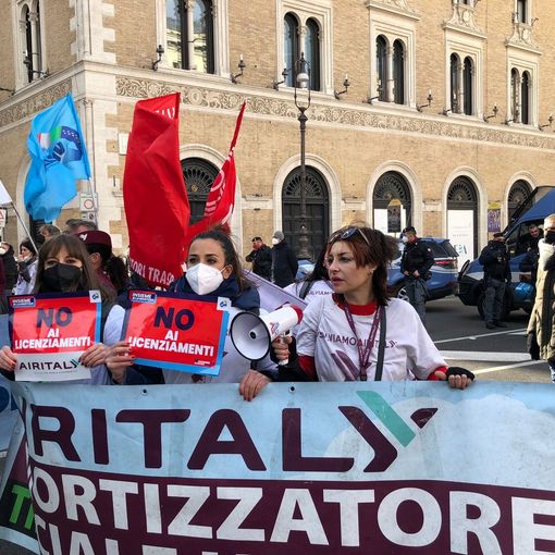 VIDEO E FOTO. I lavoratori di Air Italy bruciano in piazza le lettere di licenziamento