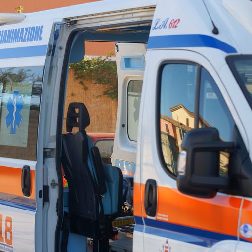 Si schianta con l'auto contro un palo, grave un 48enne a Parabiago
