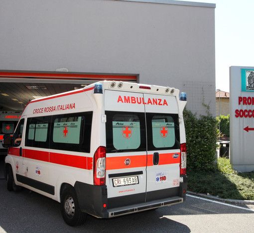Cadono dalla moto sulla provinciale a Vedano Olona: paura per due ventenni