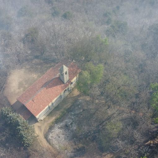 La chiesa di San Quirico ad Angera salva dalle fiamme in una foto dalla pagina Facebook della Pro Loco Ranco
