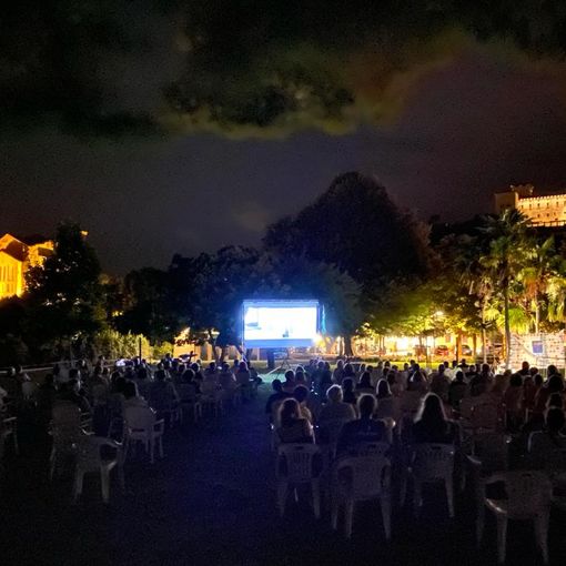 Dopo le Frecce Tricolori ad Angera arriva la magia del cinema sotto le stelle sul lungolago: impennata di turisti stranieri in città
