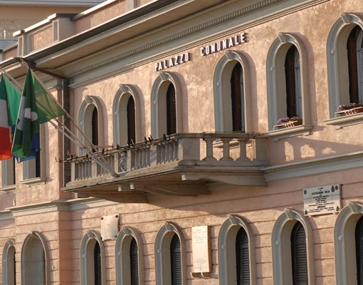 Il municipio di Angera