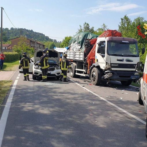 Scontro tra auto e un camion sulla Provinciale tra Angera e Sesto: sei persone coinvolte tra cui una bambina di 7 anni
