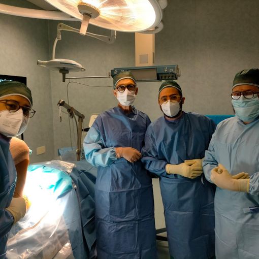 Il team diretto dal prof. Surace che ha eseguito l'intervento chirurgico d'avanguardia