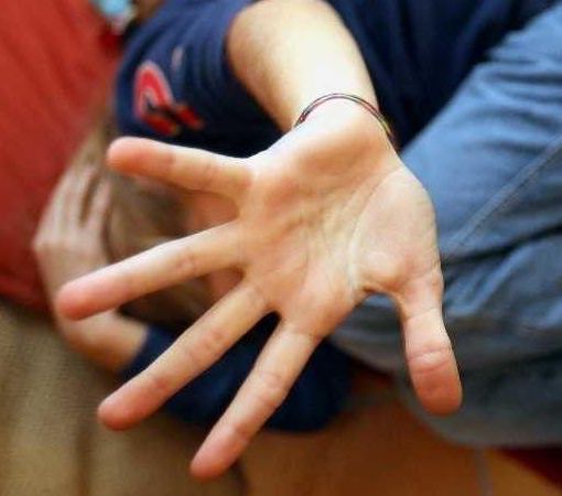 Insulti, urla e percosse nei confronti dei bimbi di un nido: indagate due educatrici