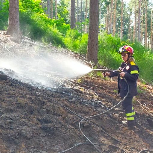 FOTO. Incendio al Piano di Barasso. Situazione sotto controllo, il monitoraggio continua