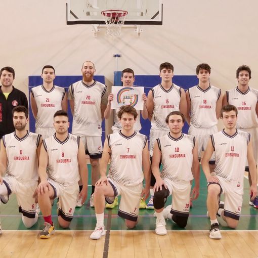 Due fotografie della squadra di basket maschile