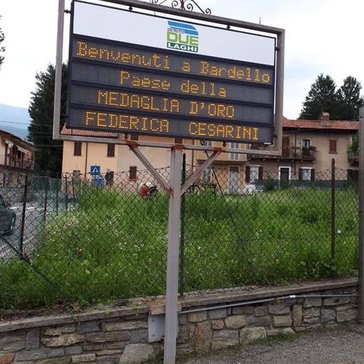 Il tenerissimo abbraccio dei nipotini a Federica Cesarini, oro olimpico accolta dal tripudio di famiglia, amici e tifosi all'aeroporto di Linate (foto Alessandro Galbiati) Il tenerissimo abbraccio dei nipotini a Federica Cesarini, oro olimpico accolta dal tripudio di famiglia, amici e tifosi all'aeroporto di Linate (foto Alessandro Galbiati)