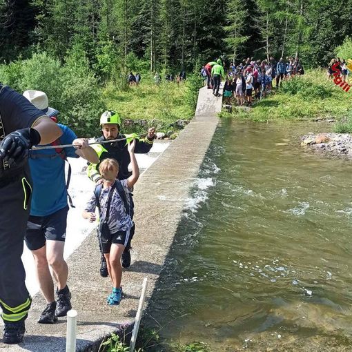 FOTO. Paura nella Bergamasca per 400 ragazzini bloccati in una baita a causa dell'ingrossamento di un fiume. Salvati dai vigili del fuoco
