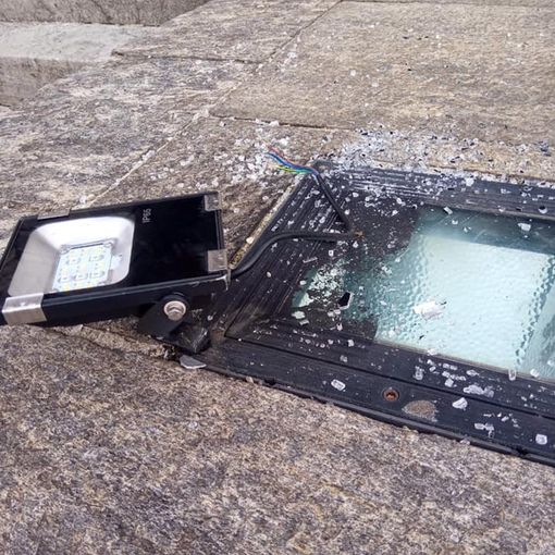 Besozzo, distrutte dai vandali le luci del Faro. Il sindaco Del Torchio: «Non siete degni di far parte della nostra comunità»