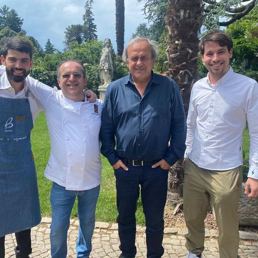 Lorenzo, Denis e Andrea Buosi insieme a Michel Platini. Nella galleria, la foto insieme allo staff della pasticceria e i piatti gustati dal grande campione insieme alla moglie