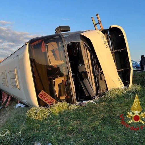 Tragedia nella tragedia sulla A14: autobus di ucraini si ribalta, c'è una vittima