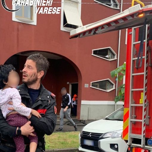 In fiamme un appartamento a Busto: otto persone intossicate. Portata in salvo anche una bimba