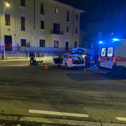 FOTO. Scontro tra un'auto e una moto a Busto, feriti un 16enne e un 18enne