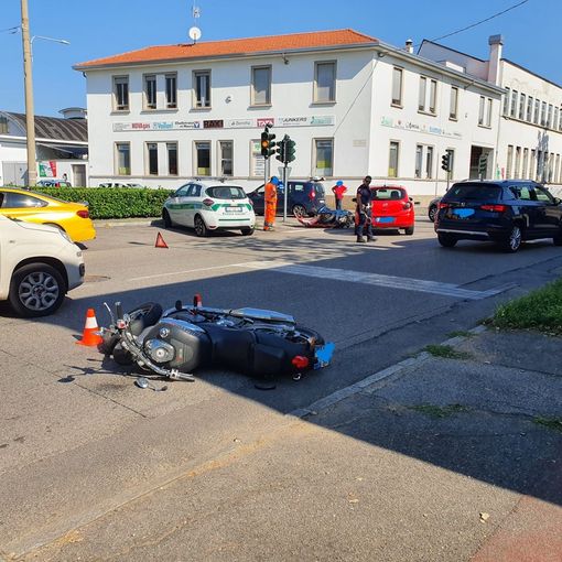FOTO. Scontro tra due moto e un'auto a Busto, un ferito