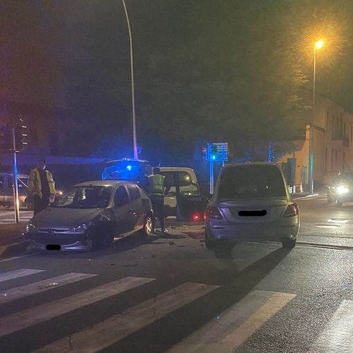 FOTO. Scontro tra un carro funebre e un'auto a Busto: due persone soccorse