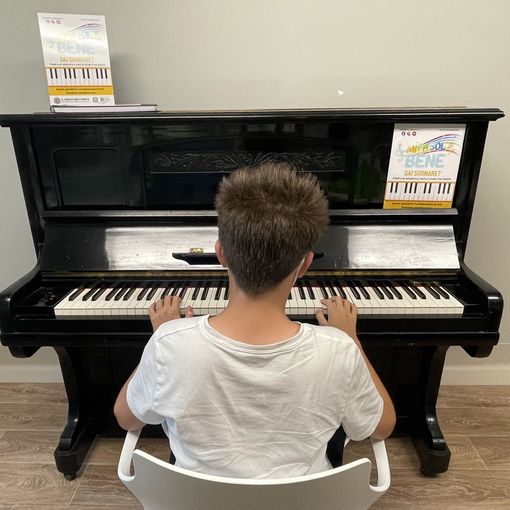 “MI-FA-SOL Bene”: un arcobaleno invita a suonare il pianoforte all'ospedale Del Ponte