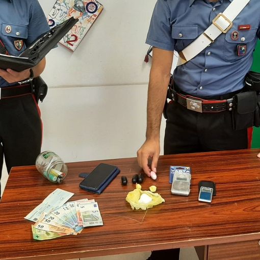 Spaccio di sostanze stupefacenti, arrestato a Porto Ceresio un 48enne italiano: nascondeva la cocaina in una valigia in garage