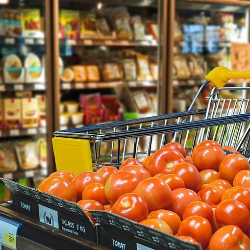 Consumi, carrello della spesa ancora  più leggero a causa di aumenti e caro-vita