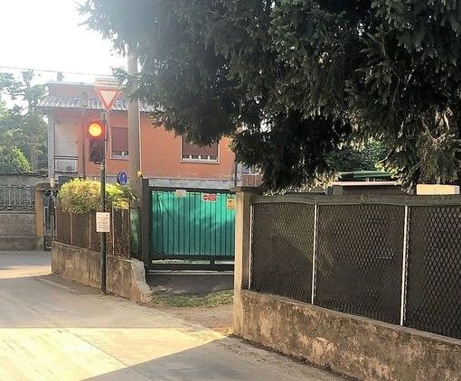 Il semaforo &quot;intelligente&quot; di via Verdi in una foto dalla pagina Facebook Casorate Sempione: il paese che vorrei