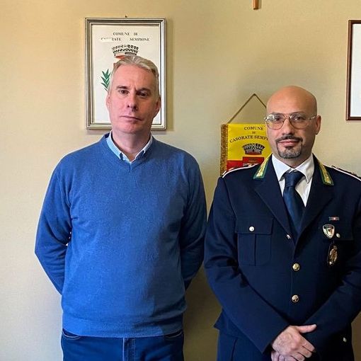 Il sindaco di Casorate Sempione con il nuovo comandante della polizia locale Antonino Tomaselli