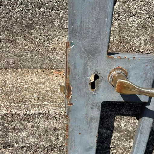 La serratura del cancello della scuola danneggiato in una foto dalla pagina Facebook del sindaco