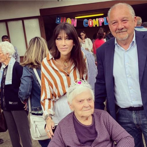 Esterina Tessaro con sindaco e assessore (foto dalla pagina Facebook del Comune)