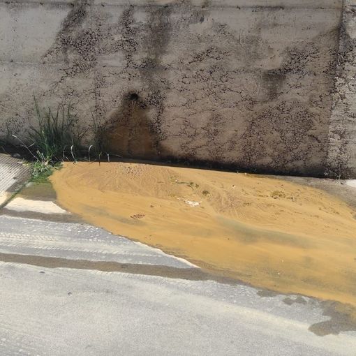 Fango nel parcheggio sotterraneo di Premezzo a Cavaria: «Non si tratta di acqua di fogna»