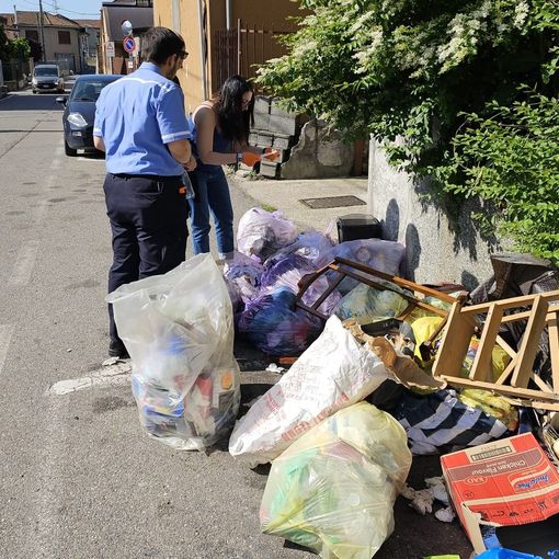 I rifiuti abbandonati a Cavaria con Premezzo nella zona di via IV Novembre e del piazzale della stazione