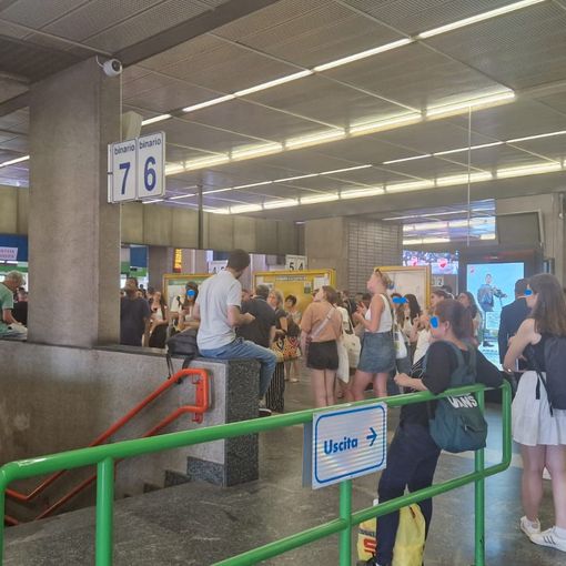 Tragedia alla stazione di Cesate: donna muore travolta da un treno, circolazione sospesa sulla Milano-Saronno