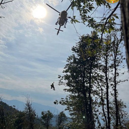 Soccorso alpino in azione a Dumenza: ventenne si ferisce mentre lavora nel bosco