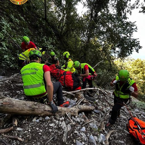 Escursionista cade nei boschi di Castelveccana: per recuperarlo in azione Soccorso alpino ed elicottero