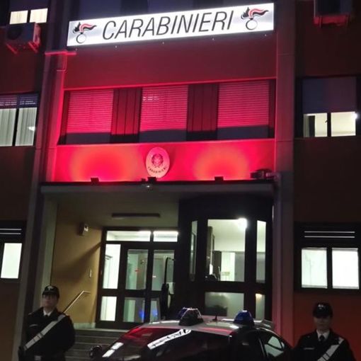 La caserma dei Carabinieri di Varese si illumina di arancione, il colore della lotta contro la violenza sulle donne