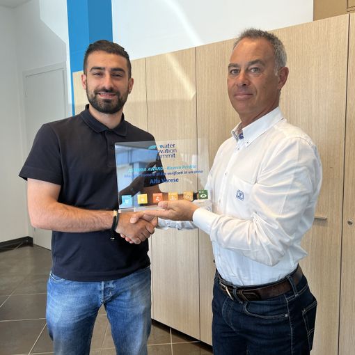 Nelle foto: Andrea Righi, Responsabile commerciale di 2F Water Venture, consegna il premio a Pietro Galante, Responsabile Conduzione Acque Potabili di Alfa Srl