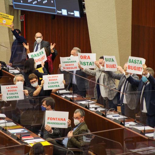 Lombardia, bagarre in consiglio regionale: espulsi cinque consiglieri dell'opposizione