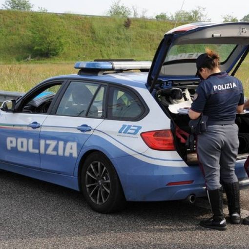 Follia sulla rete autostradale milanese: va contromano, provoca un incidente, ruba un'auto e fugge