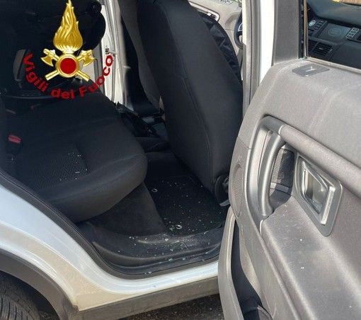 Corbetta, bimba di tre mesi bloccata in auto. Salvata dai vigili del fuoco
