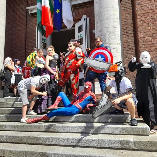 Cosplay davanti alla biblioteca, scrigno di fumetti e fantasia