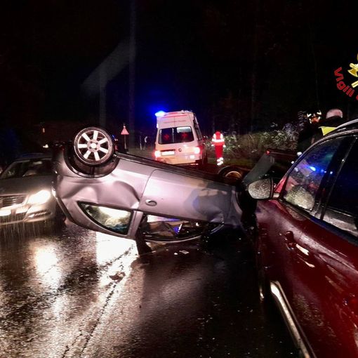 FOTO. Schianto sulla Provinciale a Cunardo: due auto si scontrano e una si ribalta