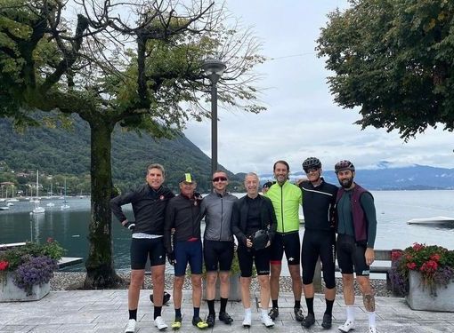 La foto del dj Linus e dei suoi amici ciclisti scattata a Caldè sul lago Maggiore e pubblicata sulla pagina Instagram di Linus