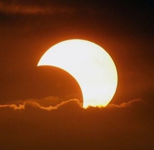 E' il giorno dell'eclissi parziale di Sole. Ai Giardini Estensi un evento per ammirarlo insieme agli esperti della Società Astronomica Schiaparelli