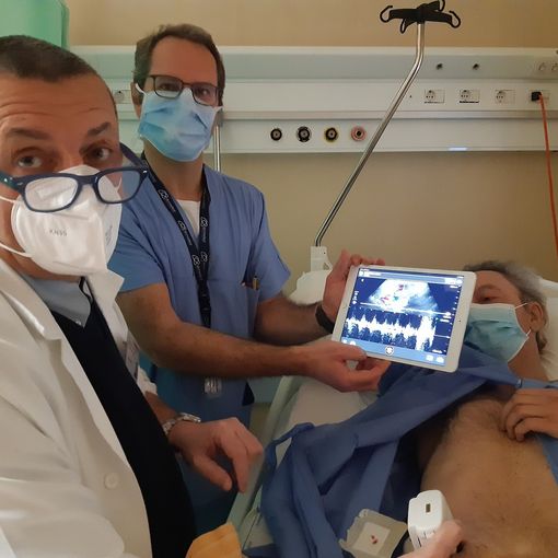 Nella foto, il Prof. Venturini e il Dott. Fontana con il nuovo ecografo mentre controllano mediante Eco Color Doppler un rene trapiantato dopo una biopsia.