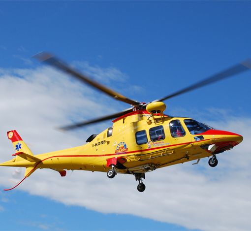 Scontro tra un'auto e una moto sulla strada del Lago Maggiore: elisoccorso in volo, un ferito grave
