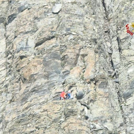 Due escursionisti restano bloccati su una parete rocciosa del Pizzo del Diavolo a 2.800 metri: salvati con l'elicottero Drago 153 decollato da Malpensa